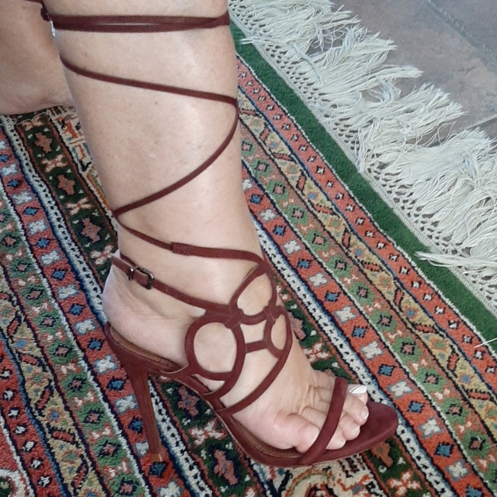 Gorgeous wrap around pumps